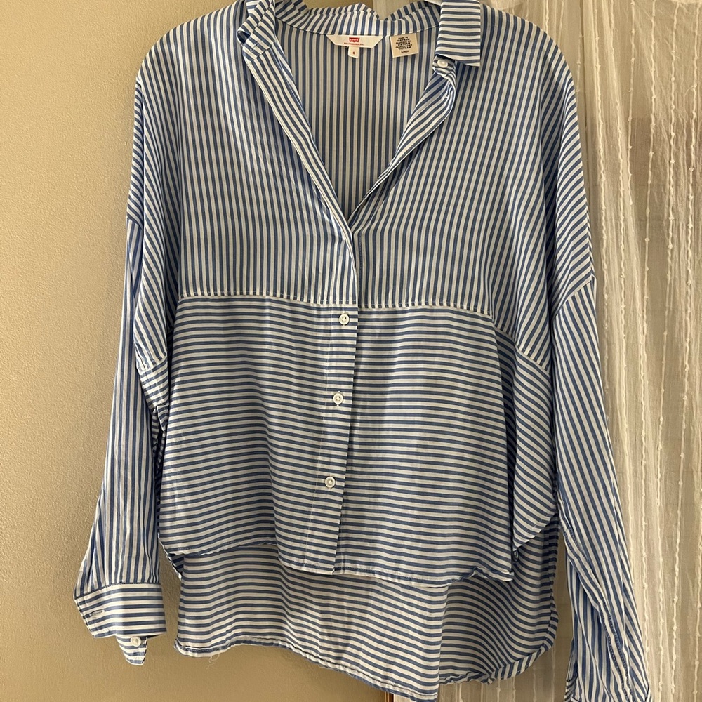 Levi’s lightweight button up shirt